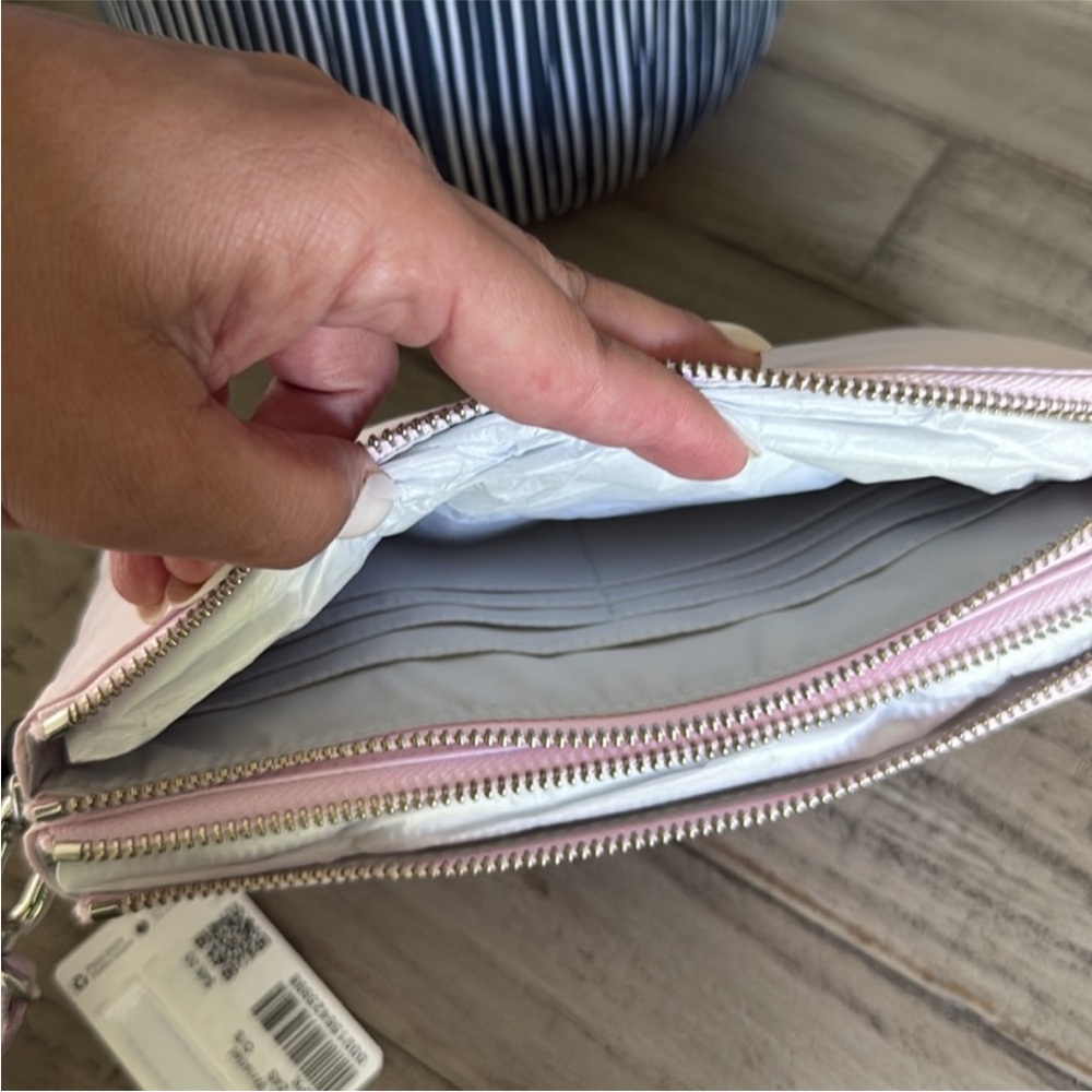 ✨Free with purchase ✨Lululemon Curved Wristlet - Picture 3 of 5